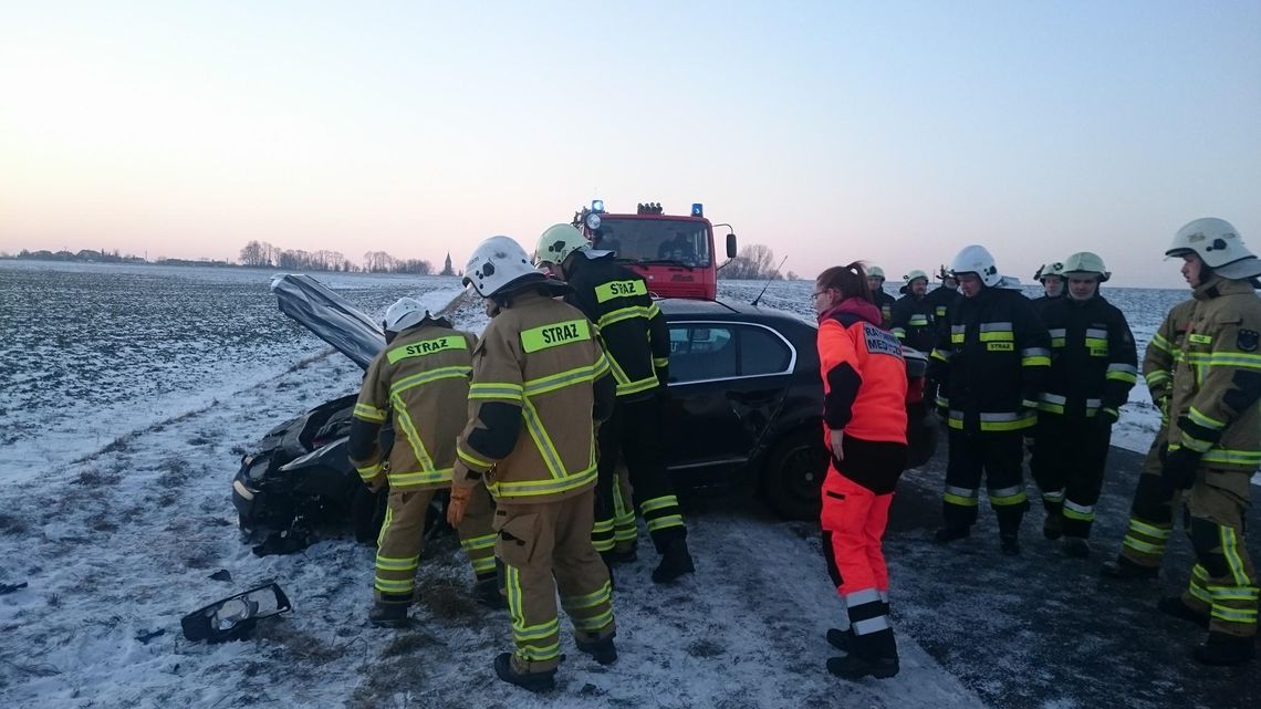 Kierowca doznał ataku padaczki i dachował na polu. Groźny wypadek w Ostrożnicy. ZDJĘCIA