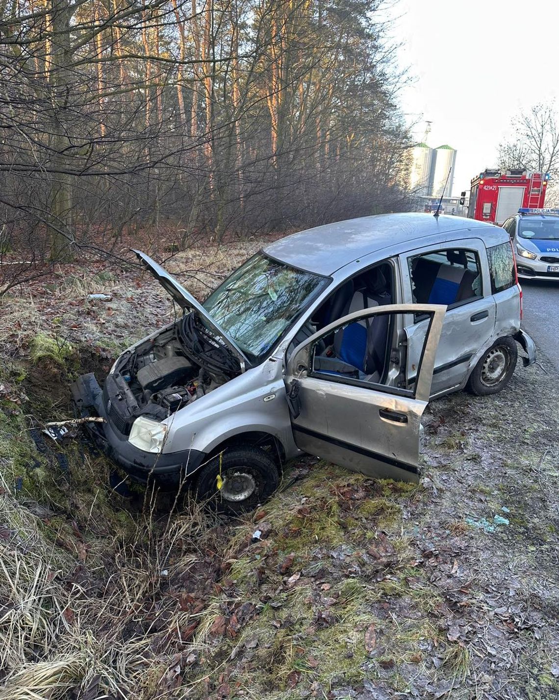 Kierowca fiata panda stracił panowanie nad kierownicą i rozbił się w rowie. Jedna osoba zabrana do szpitala