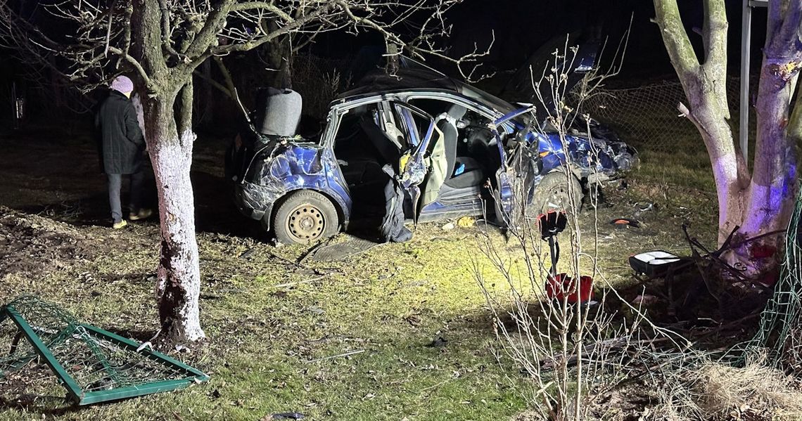 Kierowca forda wjechał w drzewo, auto dachowało. Jeden z pasażerów został ciężko ranny. ZDJĘCIA