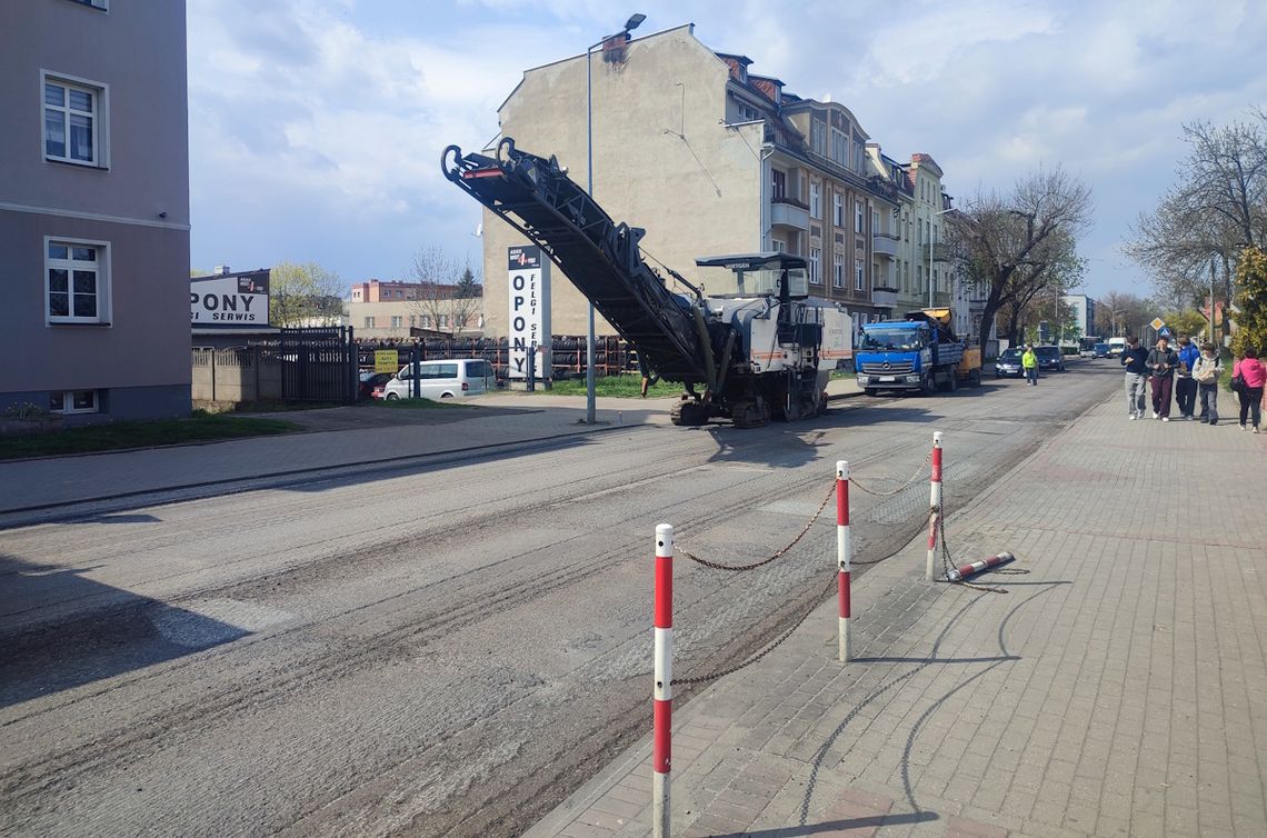 Kierowcy odetchną z ulgą. Drogowcy łatają nawierzchnię na ulicy Piastowskiej