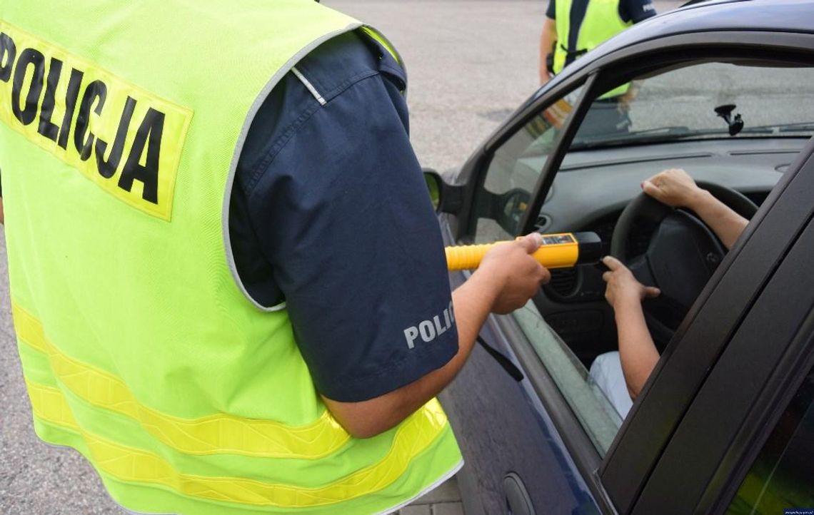 Kierowca skody wyprzedził policjanta na podwójnej ciągłej. Wydmuchał blisko promil