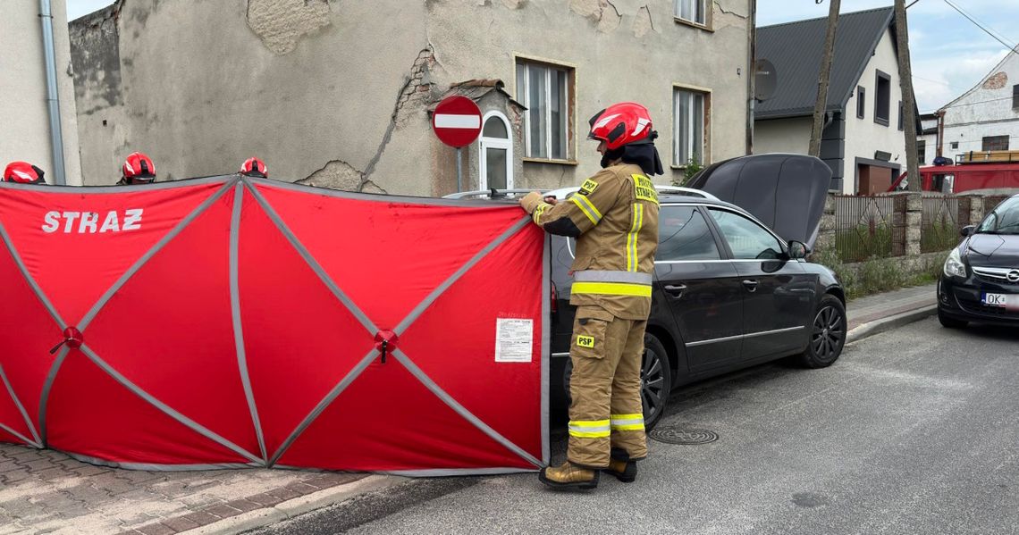 Kierowca volkswagena wjechał w betonowe ogrodzenie. Akcja ratunkowa w Starym Koźlu. ZDJĘCIA