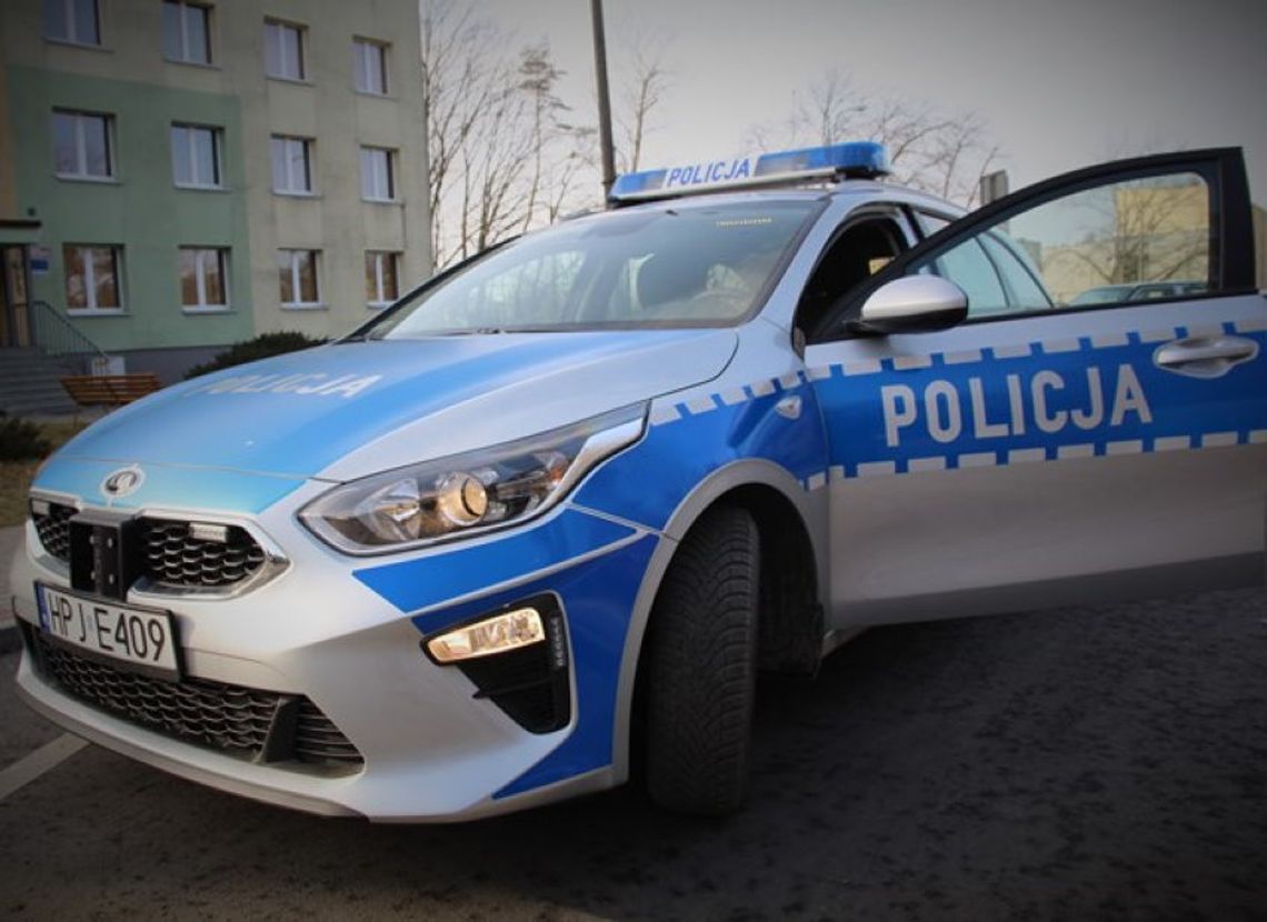 Kierowca zaczął słabnąć podczas jazdy. Policjanci zawieźli go na sygnałach do szpitala