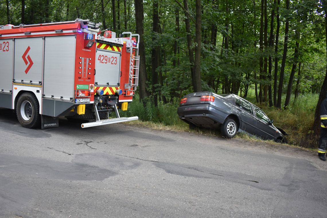 Kierowcę wyrzuciło na łuku. Auto w rowie i dwie osoby zabrane do szpitala