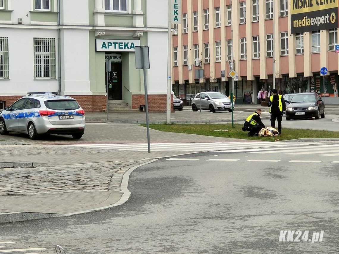 Kierowcy autobusów MZK i policjanci ruszyli na pomoc mężczyźnie z atakiem padaczki. Akcja ratunkowa w centrum