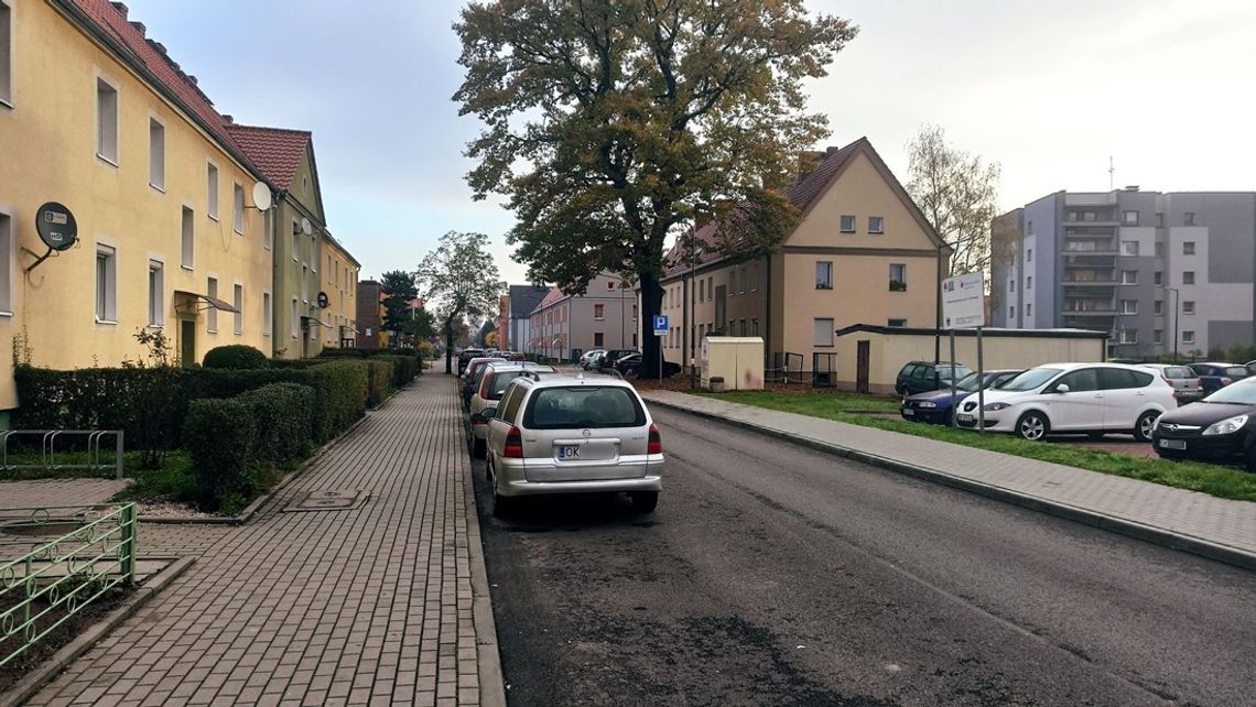 Kilka ulic i tylko jedna ławka. Seniorzy z Pogorzelca nie mają gdzie przysiąść, jeśli poczują się słabiej