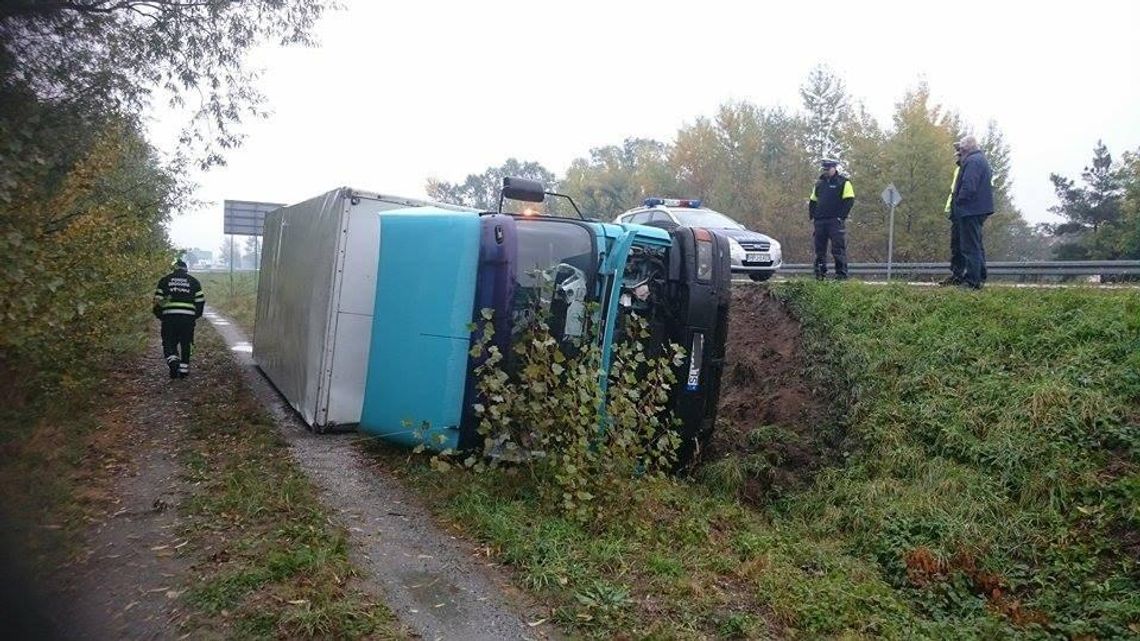 Kilkudziesięciotonowa ciężarówka wypadła z drogi przy Rondzie Milenijnym. ZDJĘCIA