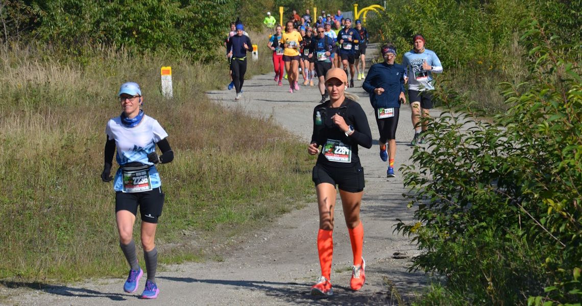 Kilkudziesięciu biegaczy na trasie półmaratonu Dzień Dobry Kędzierzyn-Koźle. ZDJĘCIA