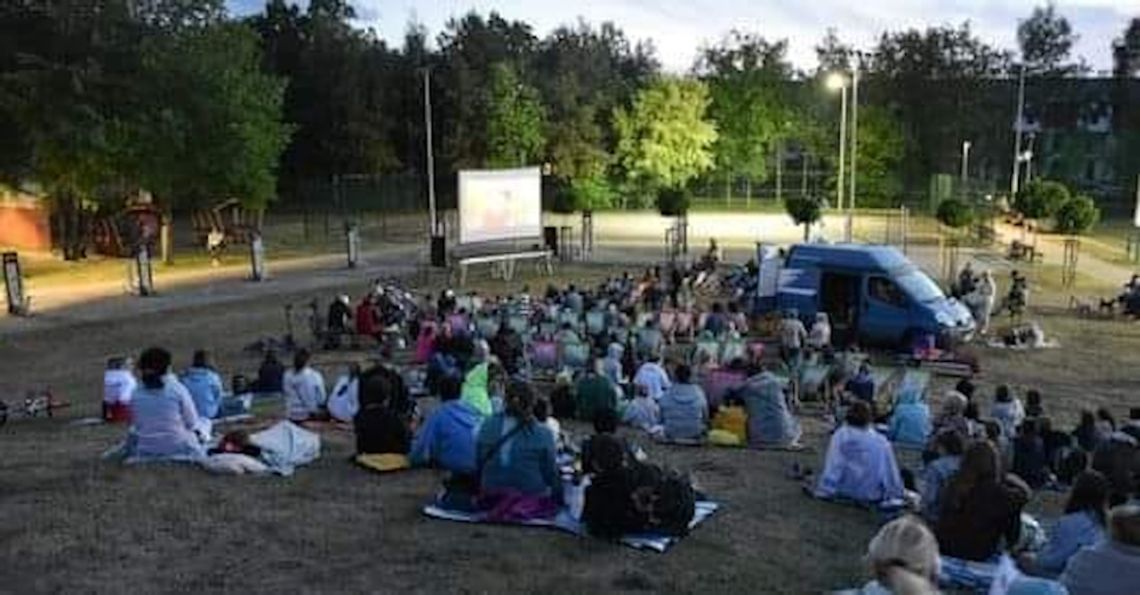 Kino plenerowe na górce. Dzisiaj na strefie Kośnego projekcja filmu Detektyw Bruno. Będzie popcorn i wata cukrowa