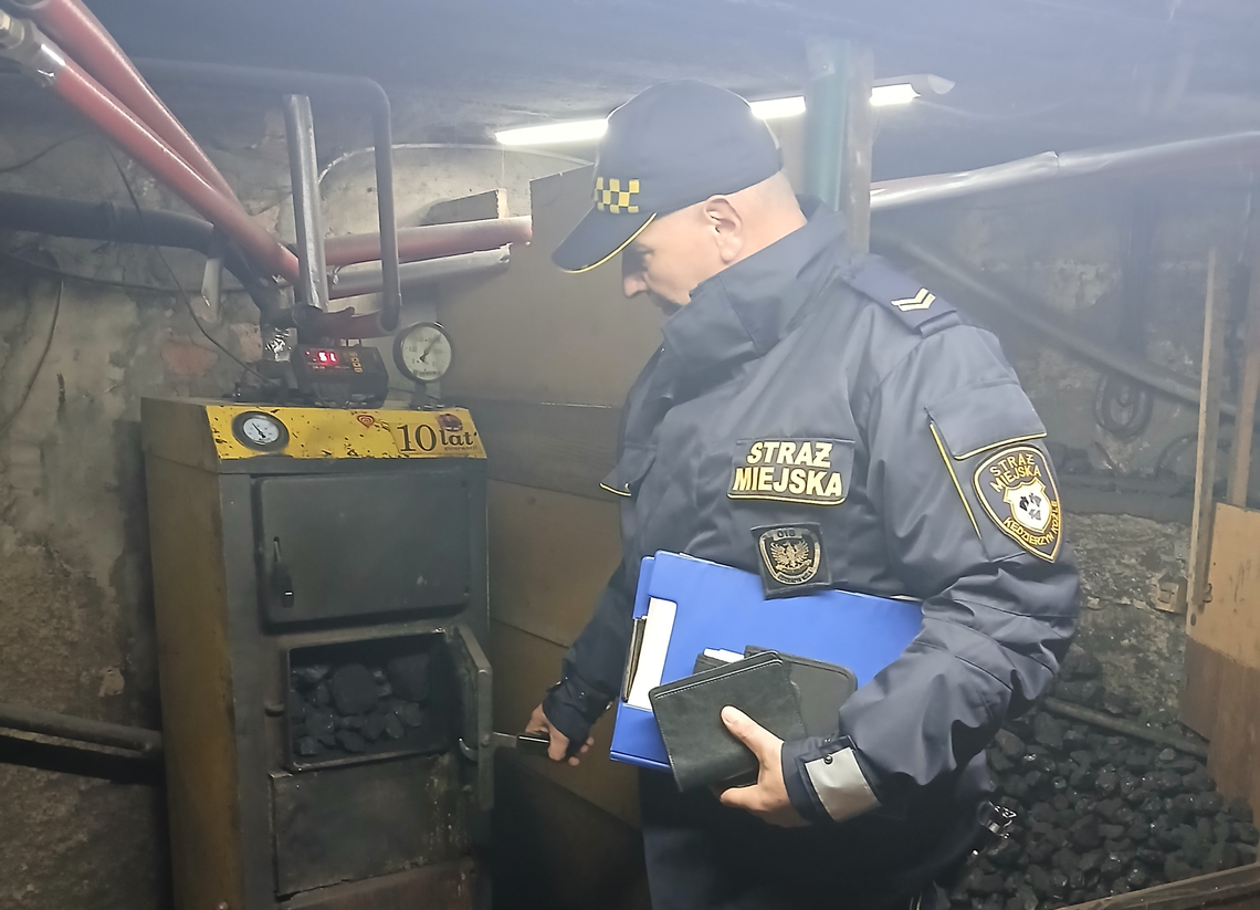 Kłęby dymu z komina to sygnał dla strażników miejskich. Prowadzą kontrole, ale też edukują