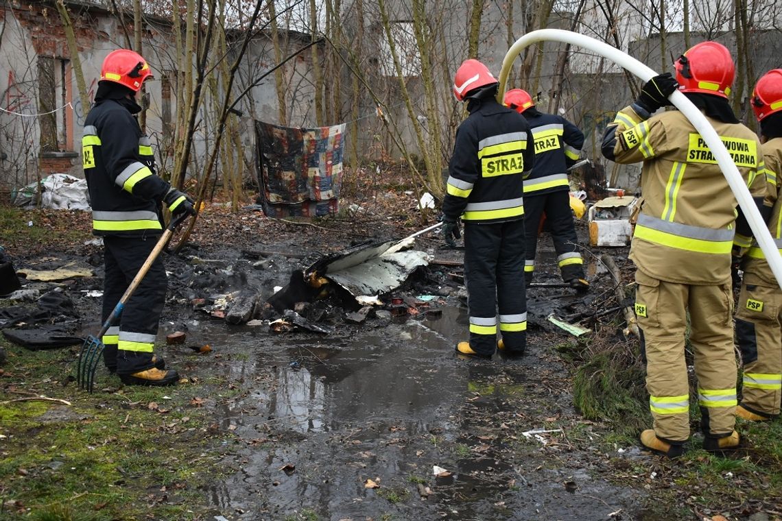 Kłęby gęstego dymu na Pogorzelcu. Doszło do podpalenia na terenie byłego tartaku