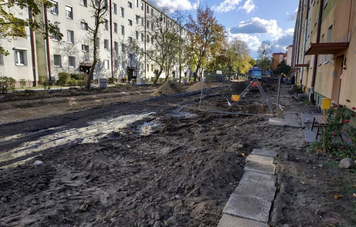 Kłopotliwy remont na Pogorzelcu. Mieszkańcy ulicy Wierzbowej grzęzną w piachu i błocie