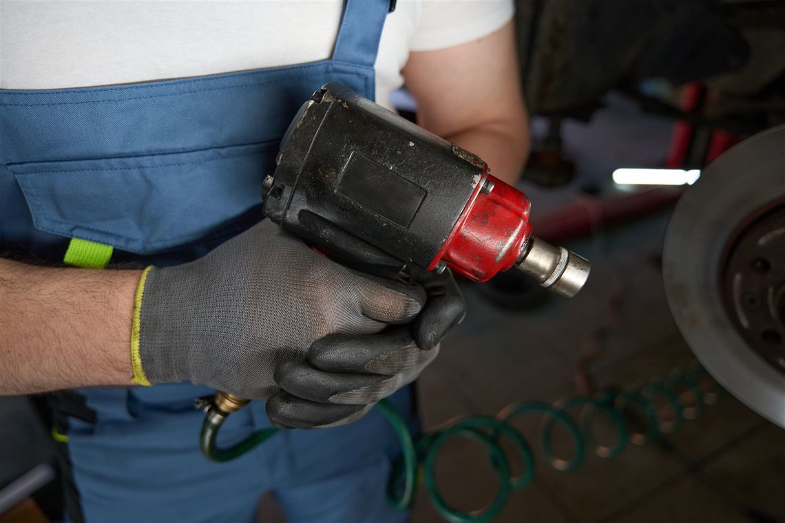Klucz udarowy do 500 zł – czy tani sprzęt da sobie radę z kołami?