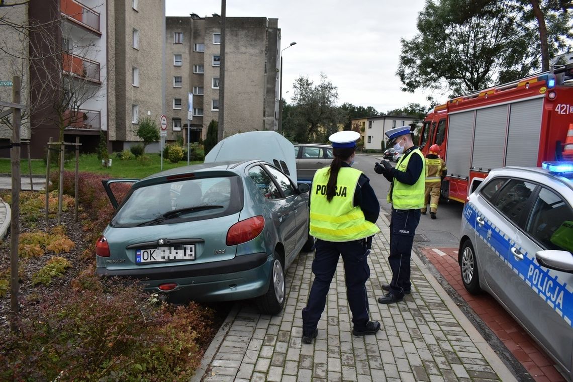 Kobieta, która rozbiła się peugeotem, wydmuchała ponad dwa promile. Teraz za swoją jazdę odpowie przed sądem