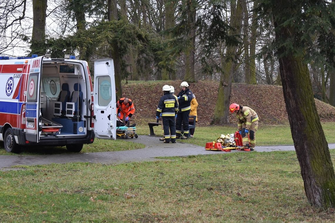 Kobieta zasłabła na chodniku. Nie było wolnej karetki, na pomoc wezwano strażaków