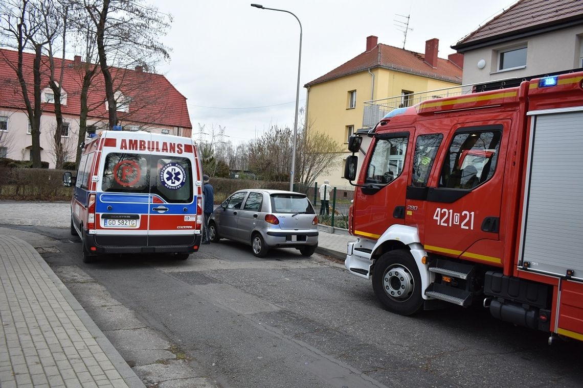 Kobieta zasłabła na chodniku. Świadkowie wezwali na ratunek interweniujących nieopodal strażaków