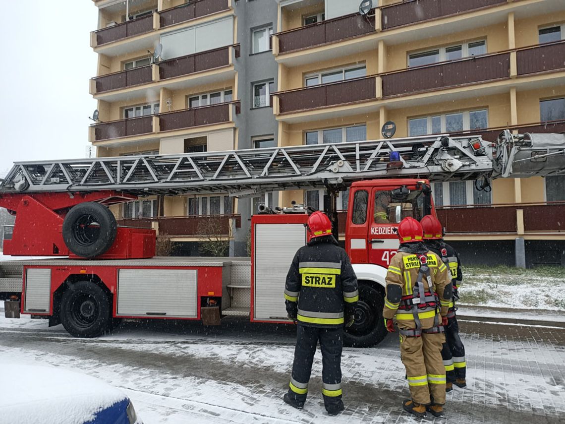 Kobieta zatrzasnęła się na balkonie. W mieszkaniu małe dziecko. Na pomoc ruszyli strażacy