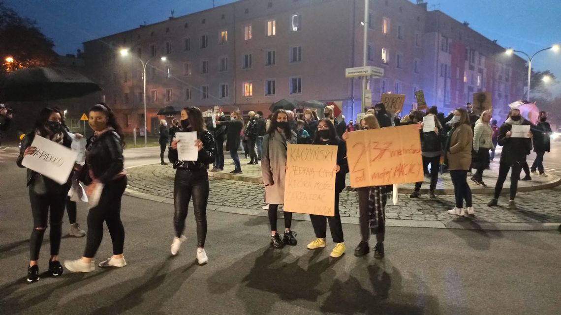 Kobiety z Kędzierzyna-Koźla jednak wyszły na ulicę! Trwa protest przeciwko zaostrzeniu prawa aborcyjnego