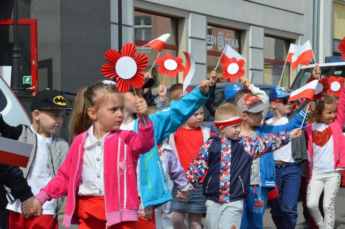 "Kochamy Polskę z całych sił" parada wolności przedszkolaków na Rynku. FOTOREPORTAŻ