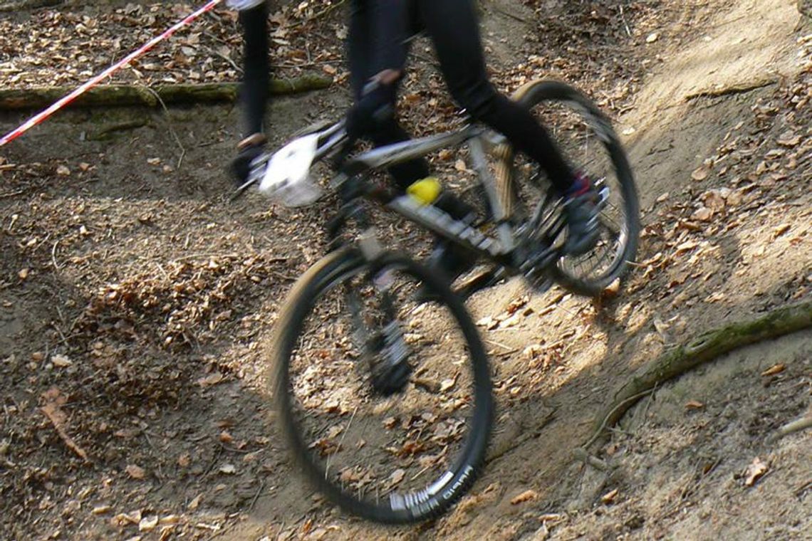 Kolarze opanują górki na Żabieńcu. Cross Country Koziołek 2016. Pierwszy taki wyścig