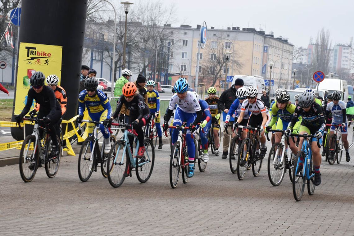 Kolarze ścigali się w Śródmieściu. Za nami I Cross Kędzierzyn TriBike. ZDJĘCIA