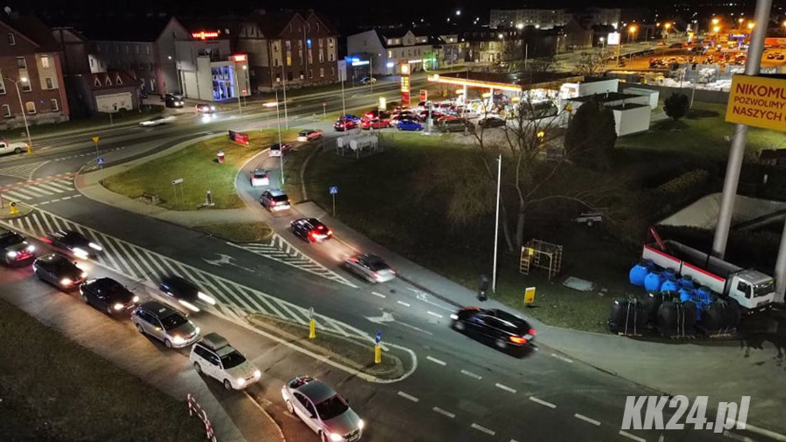 Kolejki przed stacjami benzynowymi w Kędzierzynie-Koźlu. Kierowcy tankują do pełna, niektórzy też do kanistrów