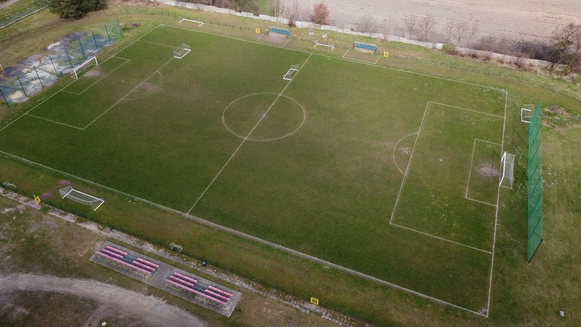 Kolejne inwestycje na terenie kompleksu sportowego w Blachowni. Boisko zyska nowe oświetlenie