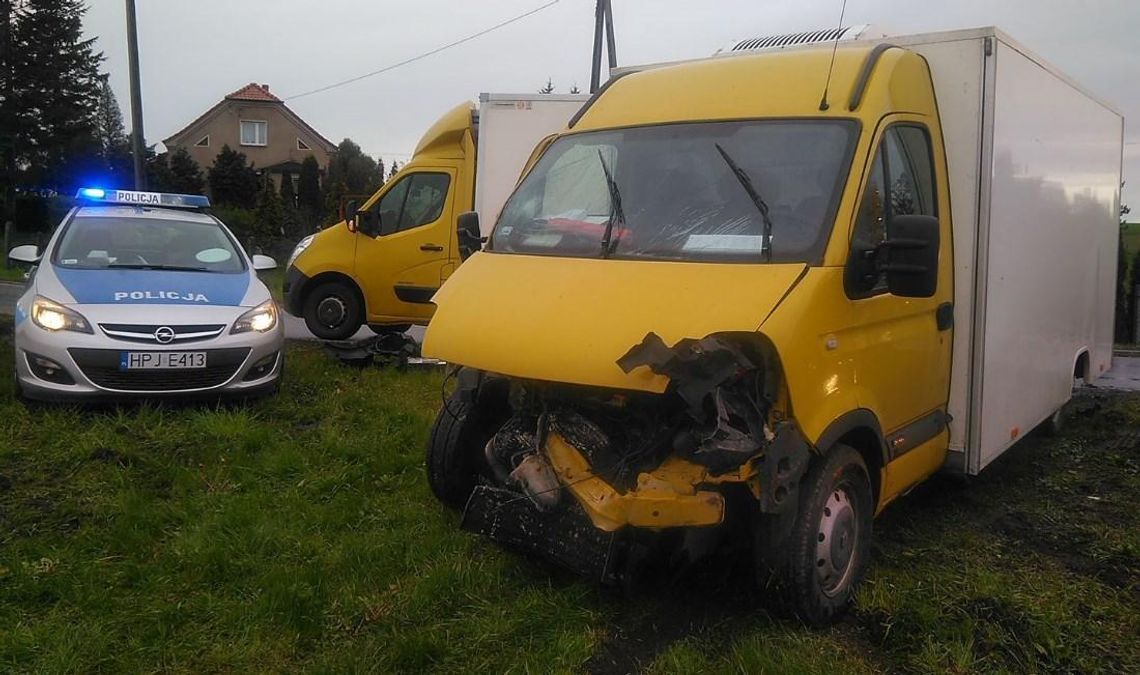 Kolejne zderzenie na skrzyżowaniu dróg krajowych w Reńskiej Wsi. Laweta wjechała w dostawczaka