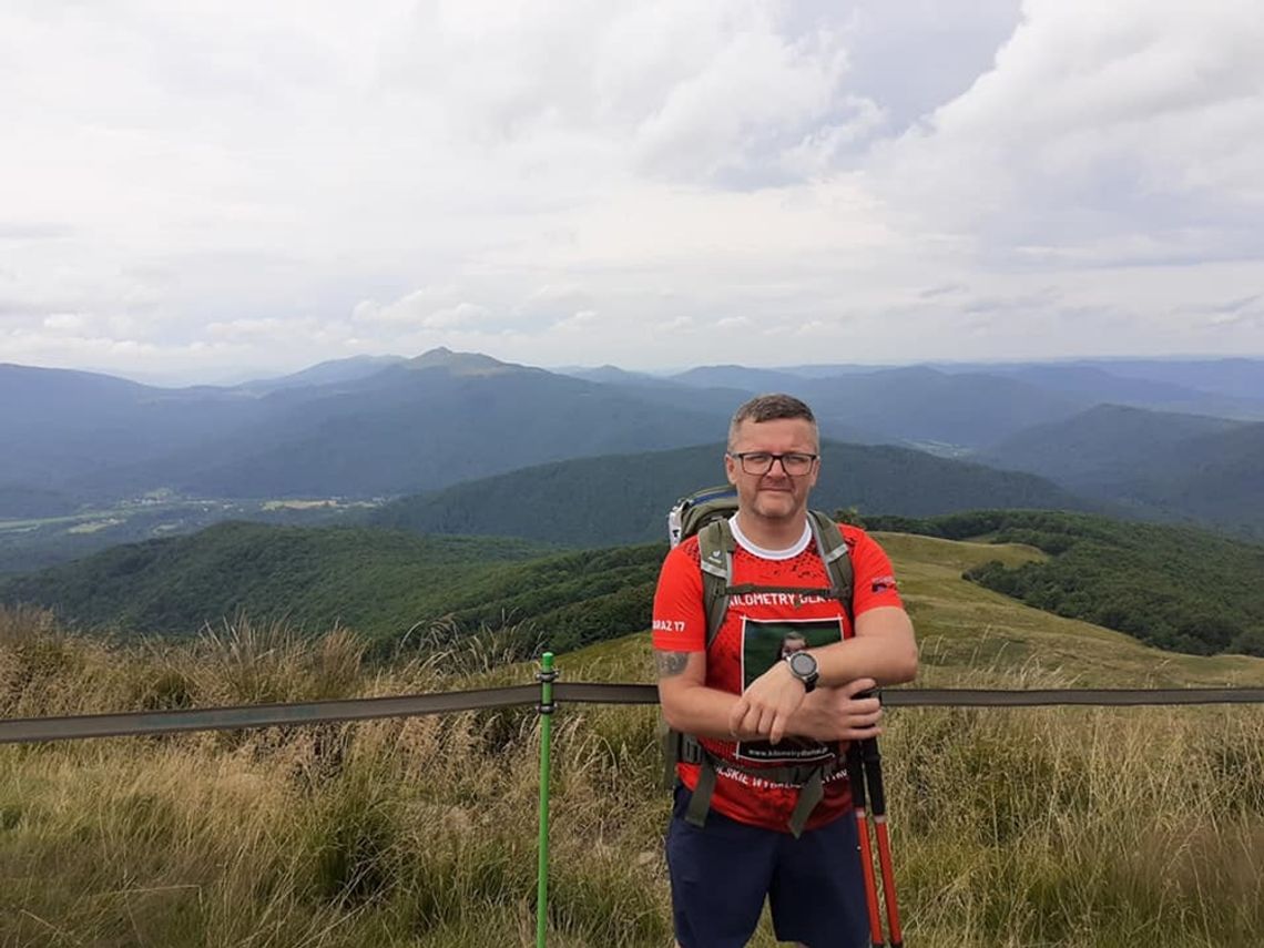 Kolejny dzień przemierza górskie szlaki dla małej Mai. Deszcz, wiatr i kontuzja kolana nie ułatwiają wyzwania