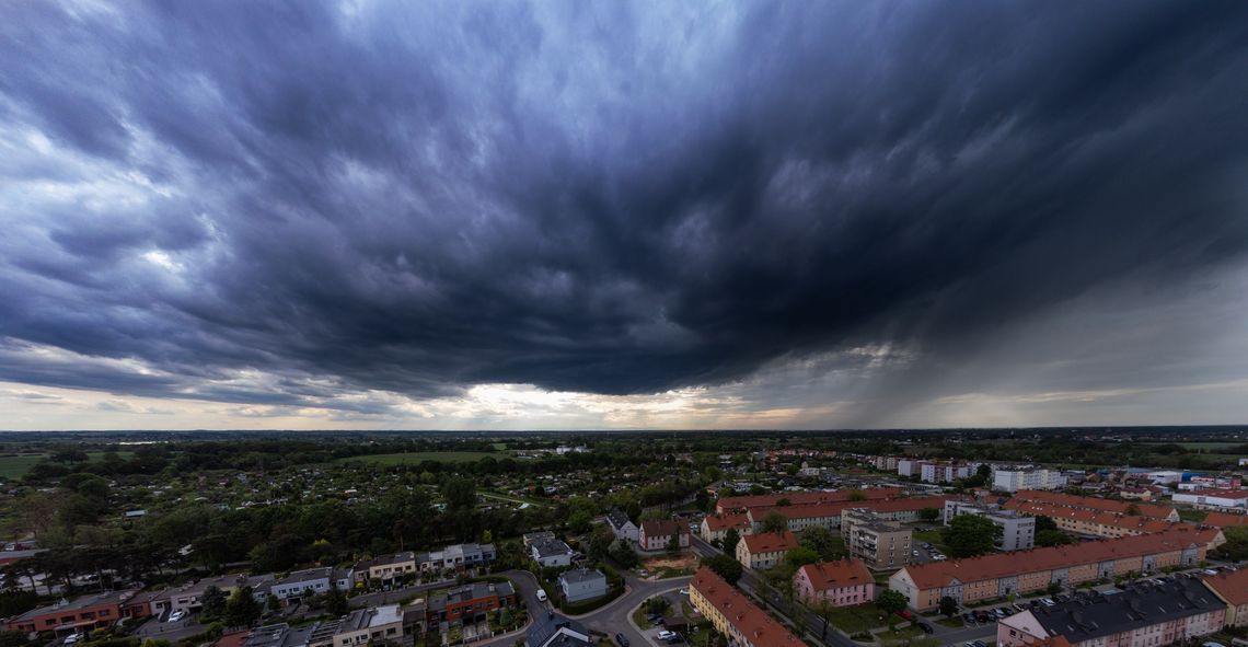 Kolejny dzień z ostrzeżeniami meteorologicznymi. Po południu i wieczorem możemy spodziewać się burz