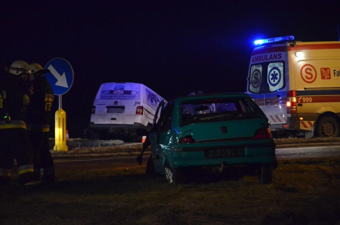 Kolejny wypadek na skrzyżowaniu w Reńskiej Wsi. Osobówka zderzyła się z busem. ZDJĘCIA