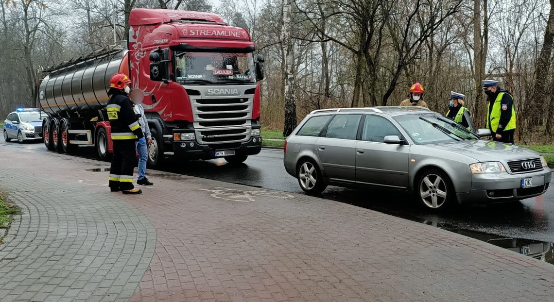 Kolizja ciężarówki i osobówki w Azotach. Występują utrudnienia w ruchu