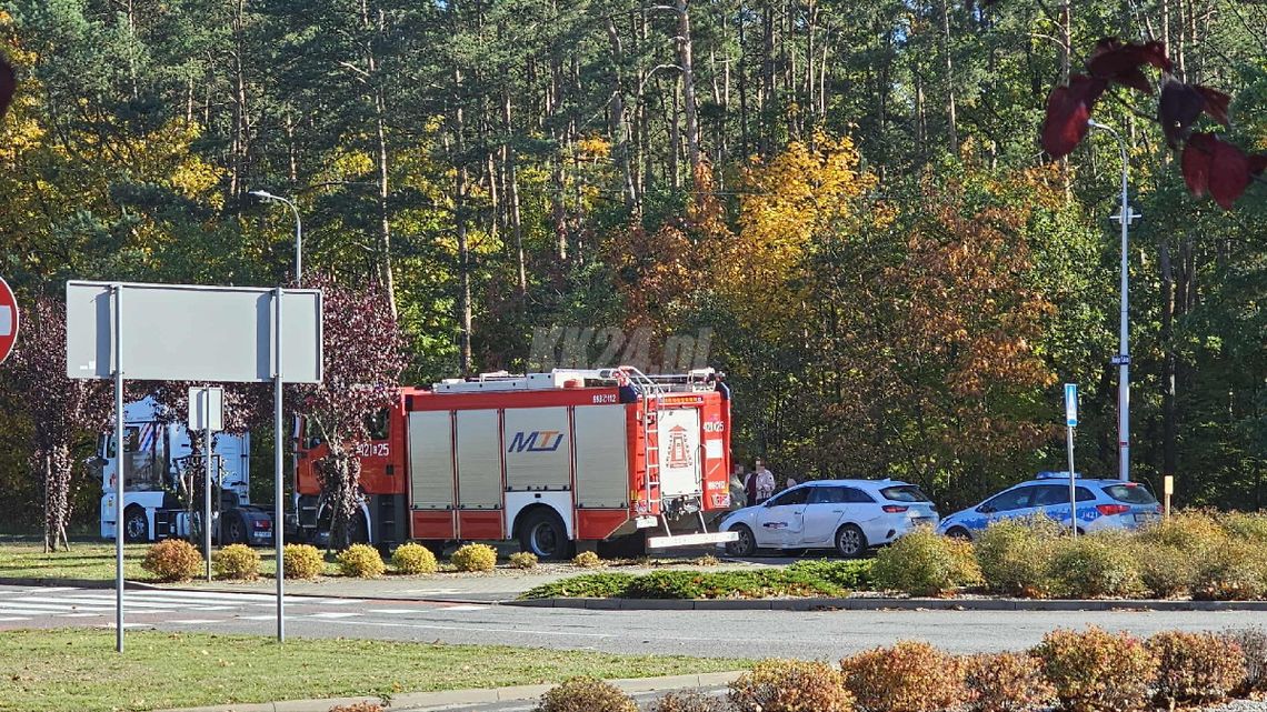 Kolizja ciężarówki z osobówką w Śródmieściu. Zderzenie na skrzyżowaniu alei Lisa i Wojska Polskiego