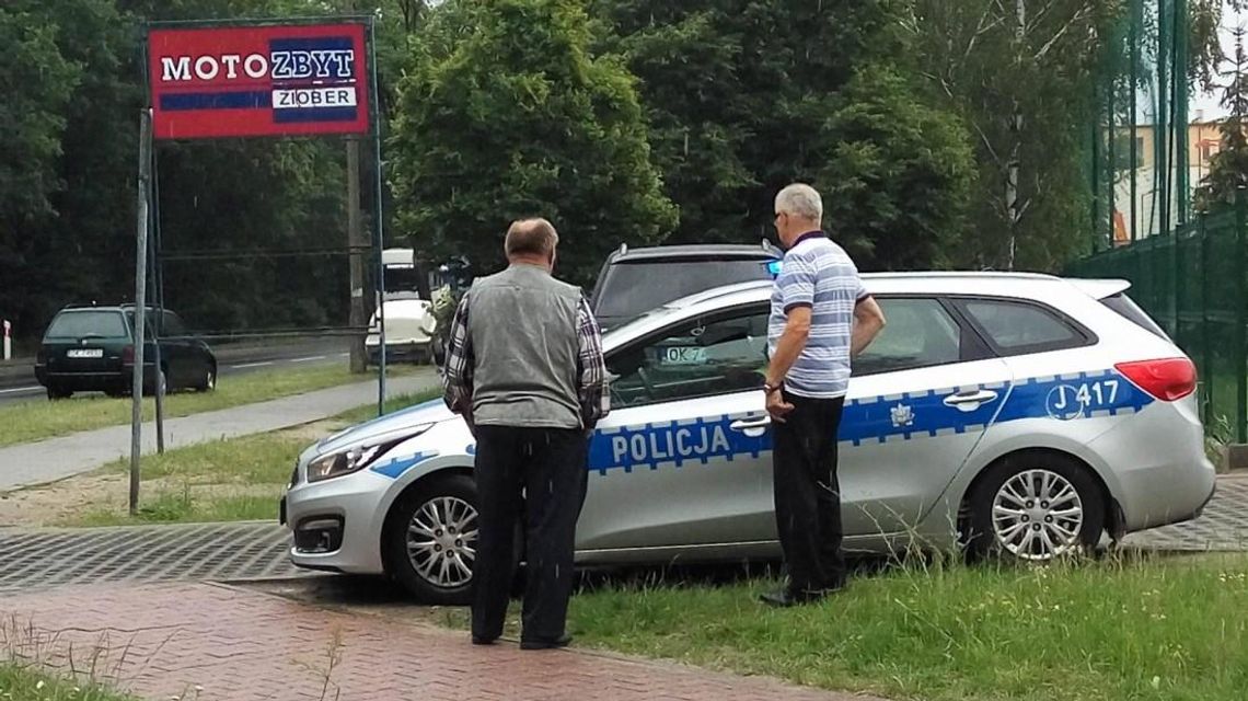 Kolizja dwóch osobówek na osiedlu Piastów. Kierowca nie zauważył przyczepki