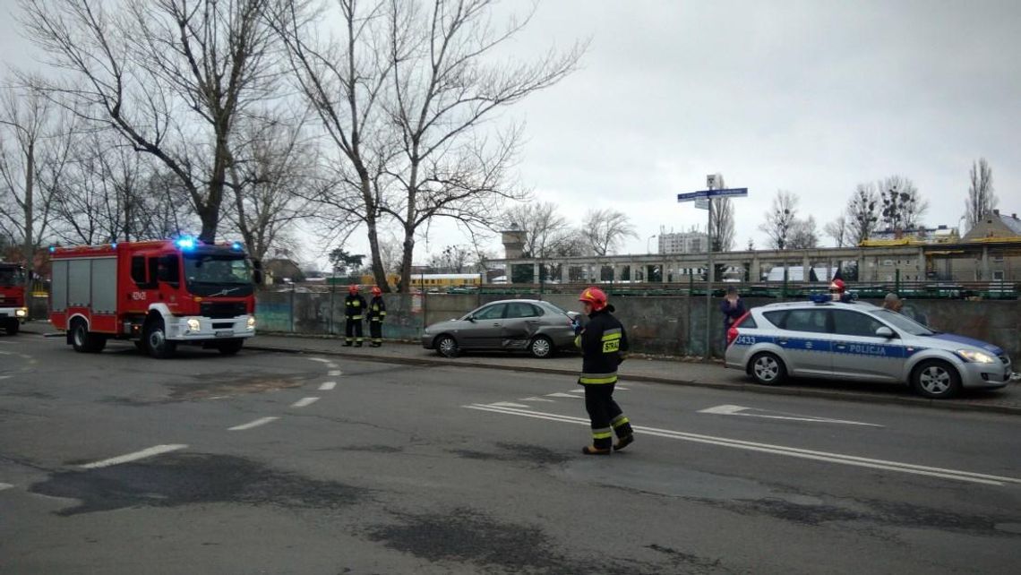 Kolizja dwóch osobówek na Pogorzelcu. Strażacy kierują ruchem