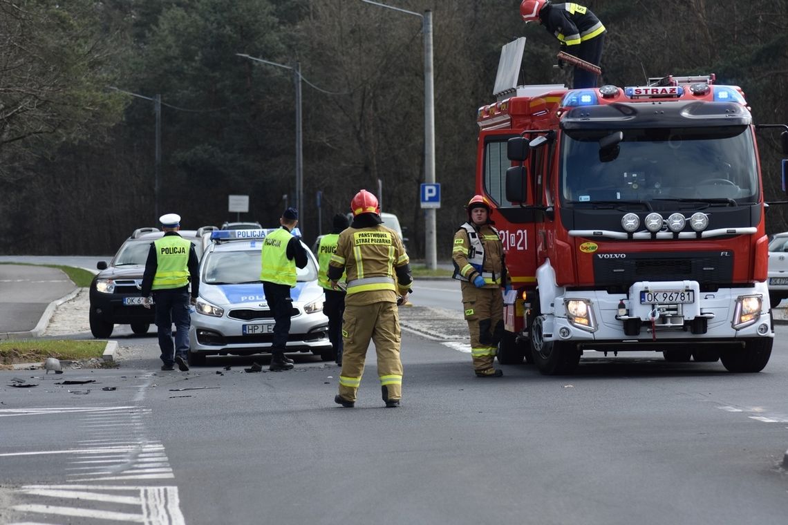 Kolizja dwóch osobówek na skrzyżowaniu przy komendzie policji