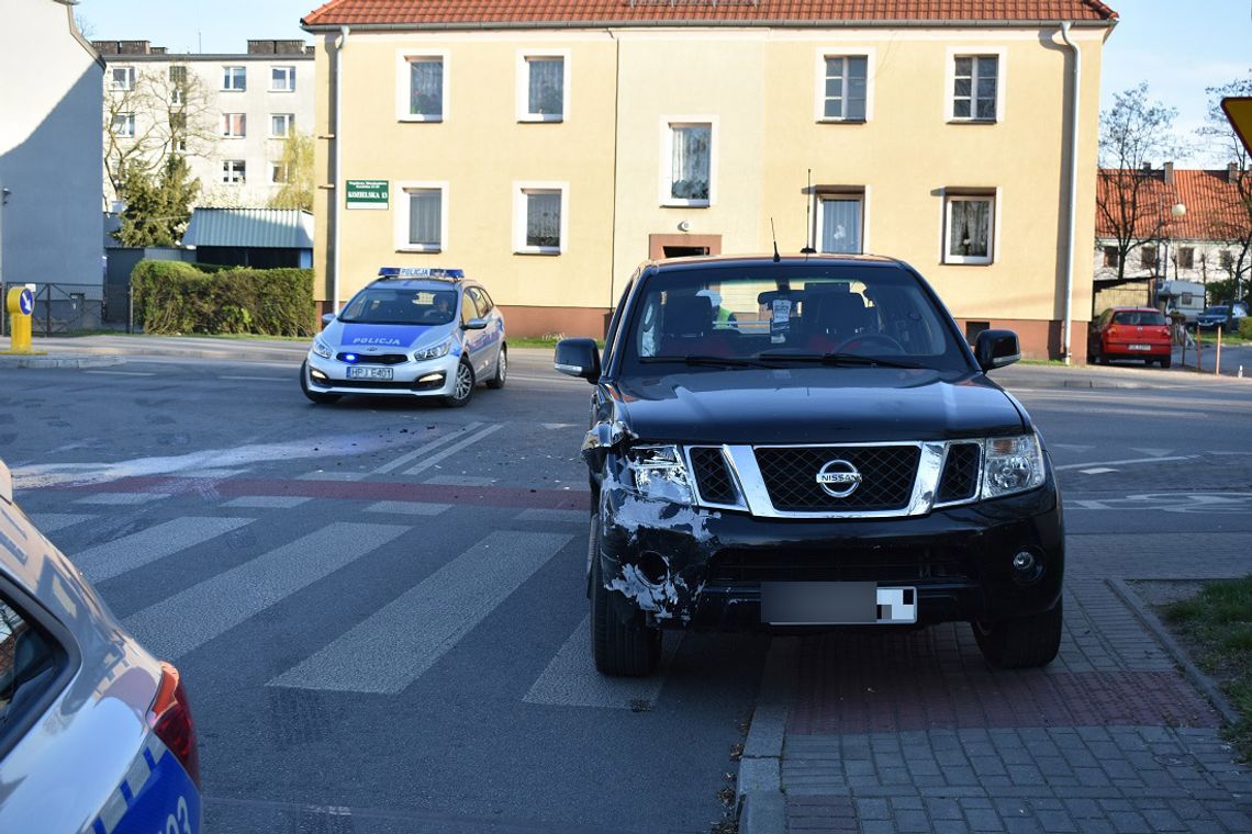 Kolizja dwóch osobówek na ulicy Kozielskiej. Na miejscu funkcjonariusze policji oraz pogotowie ratunkowe