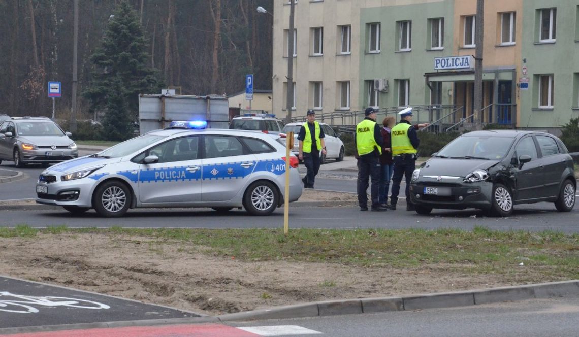 Kolizja dwóch osobówek przy komendzie policji. Fiat zderzył się hyundaiem