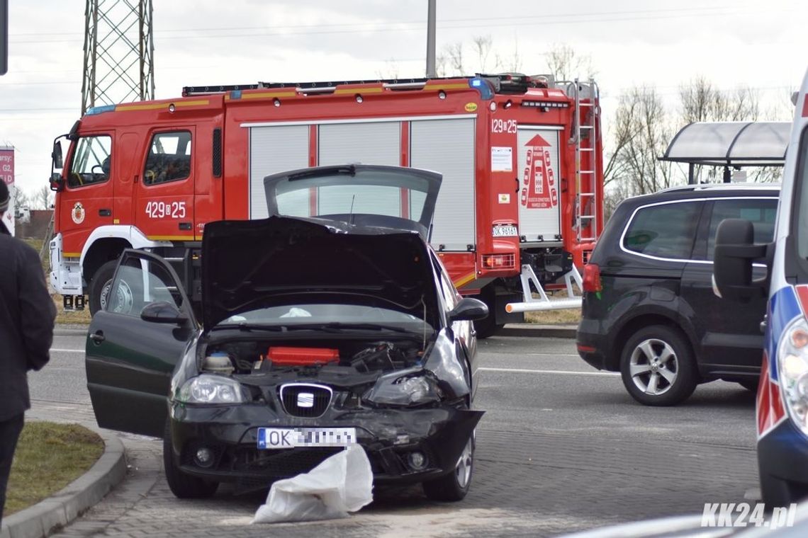 Kolizja dwóch samochodów na Wyspiańskiego. Na miejscu wszystkie służby