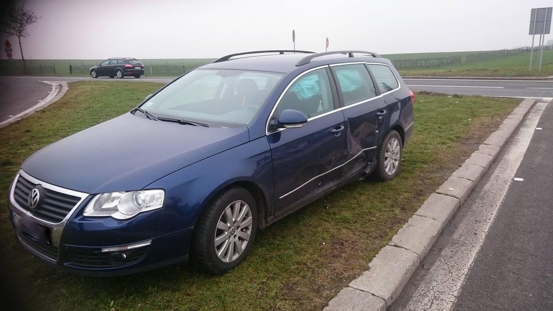 Kolizja dwóch volkswagenów na skrzyżowaniu w Reńskiej Wsi. ZDJĘCIA