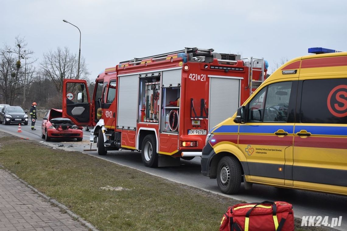 Kolizja na alei Jana Pawła II. Seat najechał na tył peugeota. Wszystkie służby na miejscu