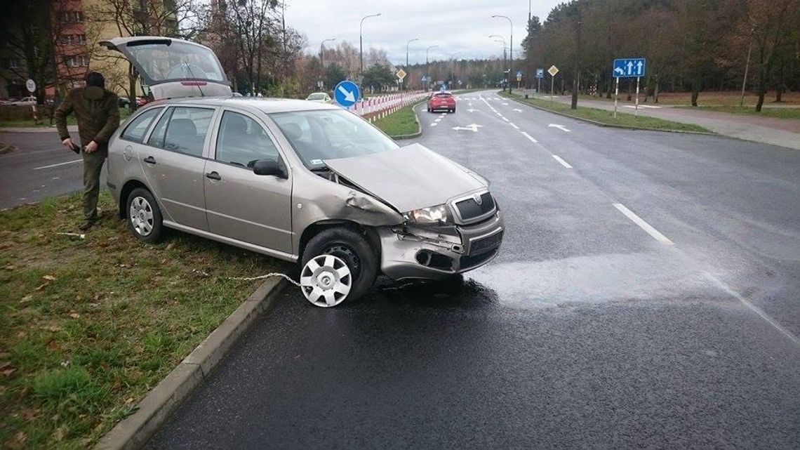 Kolizja na alei Lisa. Osobowa skoda zderzyła się z busem