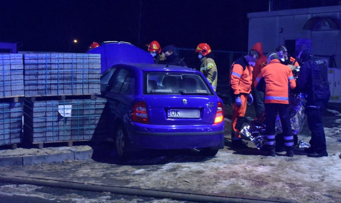 Kolizja na Blachowni. Starszy kierowca zjechał z jezdni i uderzył w paletę z krawężnikami. ZDJĘCIA