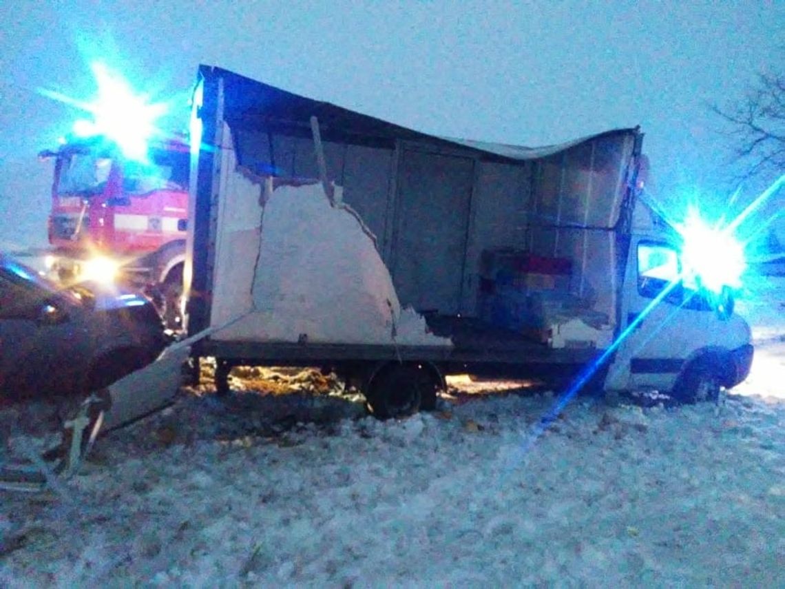 Kolizja na DK 45. Dostawczak wypadł z drogi, później wjechał w niego inny kierowca [ZDJĘCIA]