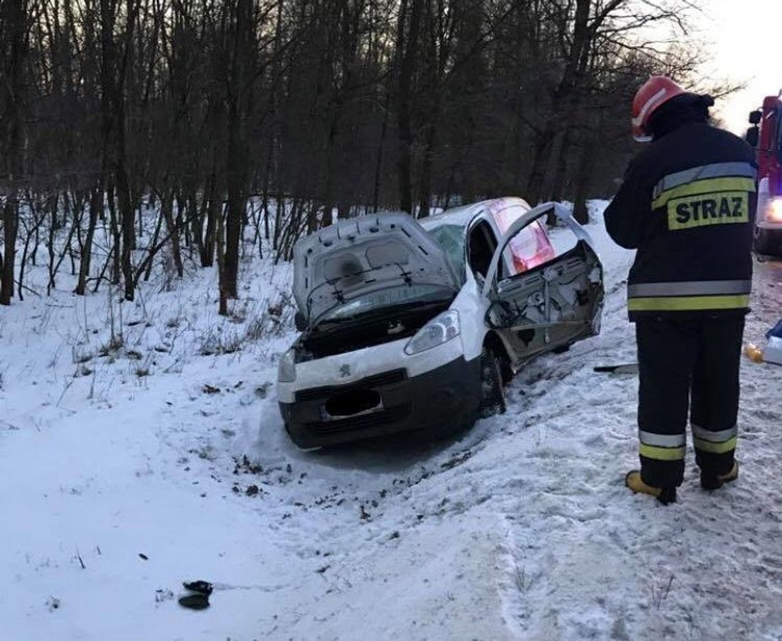 Kolizja na drodze z Kotlarni do Goszyc. Ciężarówka wjechała w osobowego peugeota. ZDJĘCIA