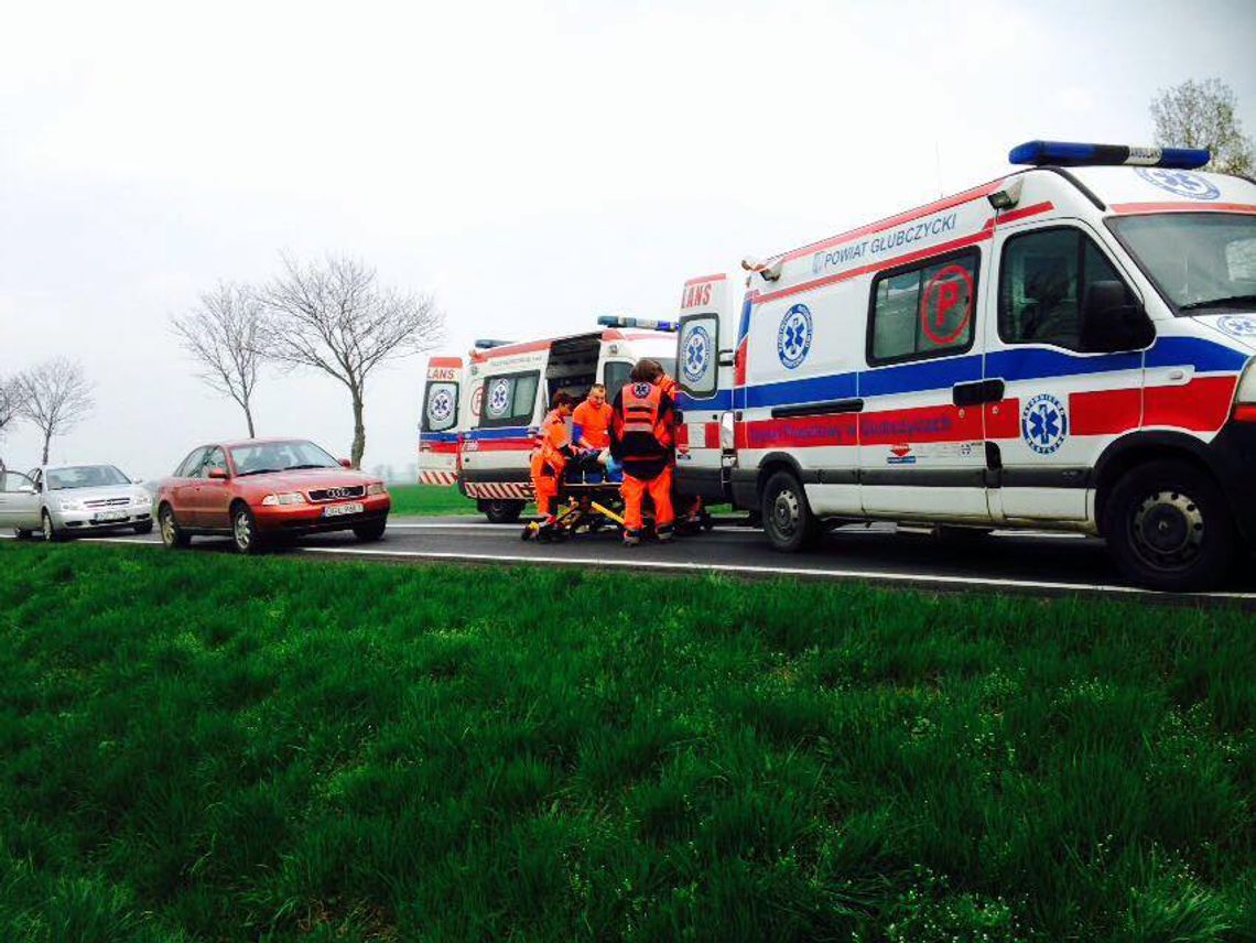 Kolizja na drodze z Reńskiej Wsi do Pawłowiczek. Osobówka uderzyła w motorower. ZDJĘCIA