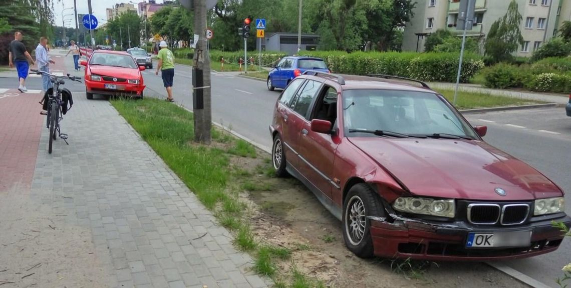 Kolizja na osiedlu Piastów. Volkswagen wymusił pierwszeństwo na bmw