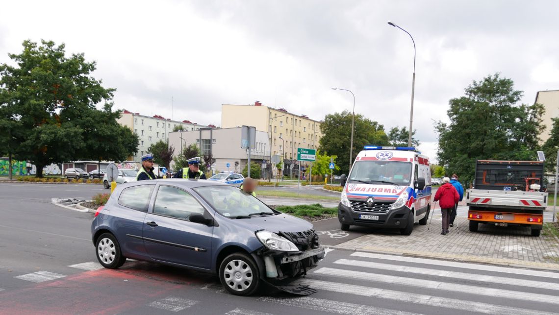 Kolizja na skrzyżowaniu przy komendzie policji. Zderzyły się dwa samochody osobowe