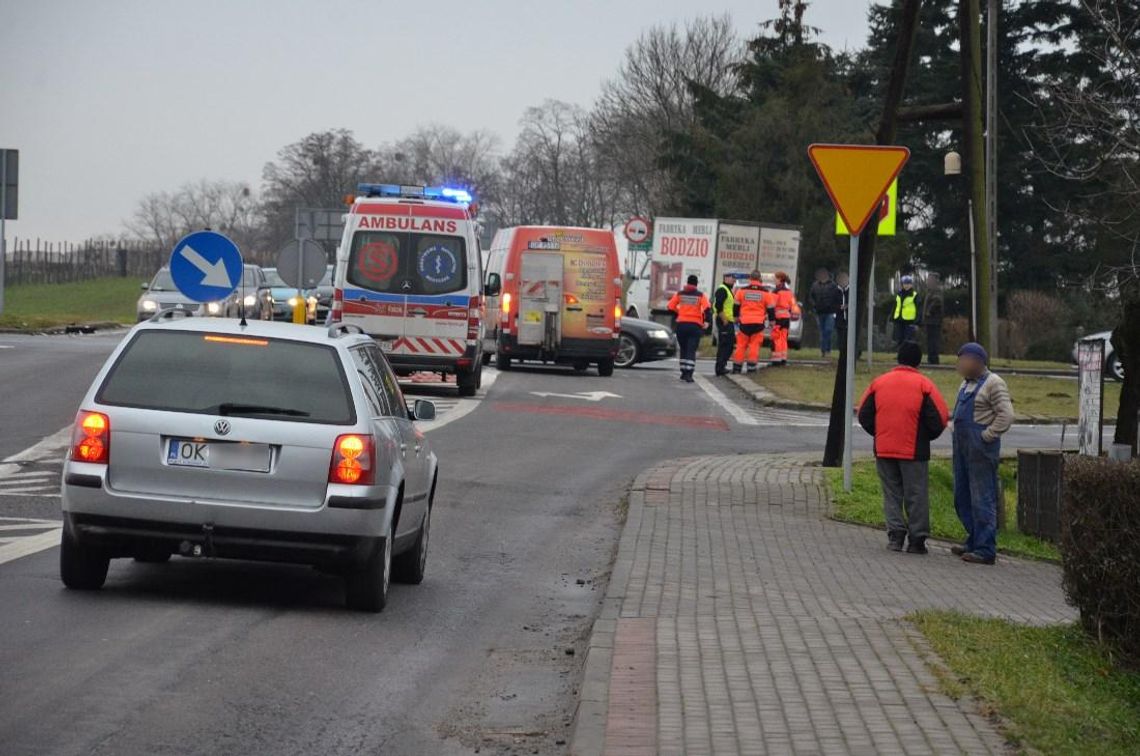 Kolizja na skrzyżowaniu w Reńskiej Wsi. Hyundai zderzył się z dacią. ZDJĘCIA