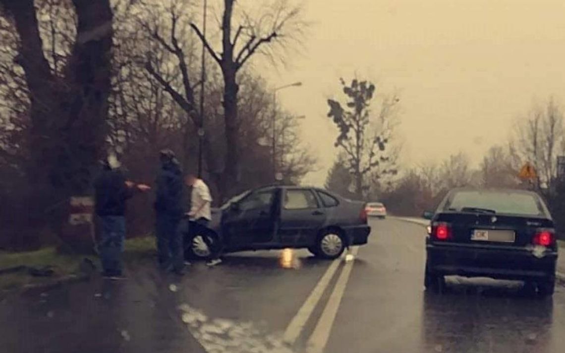 Kolizja na ulicy Bolesława Chrobrego. Mężczyzna zasłabł za kierownicą, auto uderzyło w drzewo